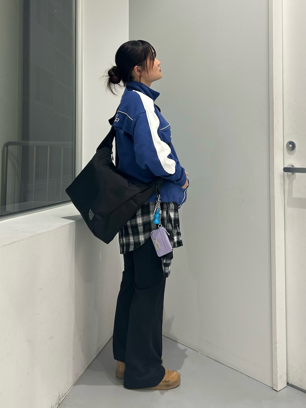 ブルー系のスウェット、ブラック系のその他パンツ、ブラック系のショルダーバッグを着用したレディースの冬コーディネートの2枚目の写真