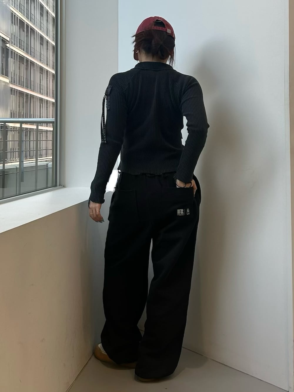 ブラック系のTシャツ/カットソー、ブラック系のスウェットパンツ、シルバー系のネックレスを着用したレディースの冬コーディネートの4枚目の写真