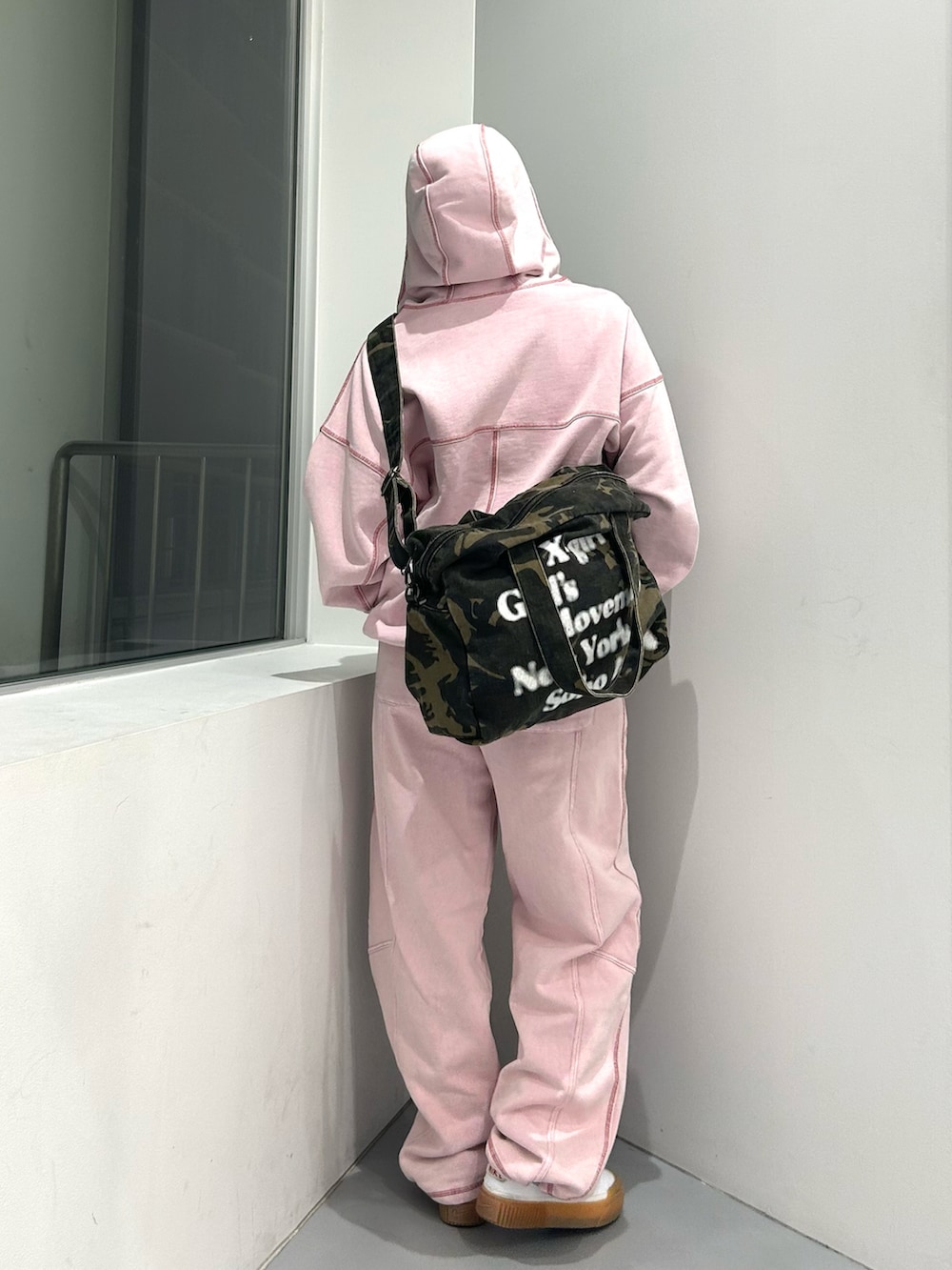 その他のトートバッグ、ピンク系のパーカー、ピンク系のスウェットパンツを着用したレディースの冬コーディネートの2枚目の写真