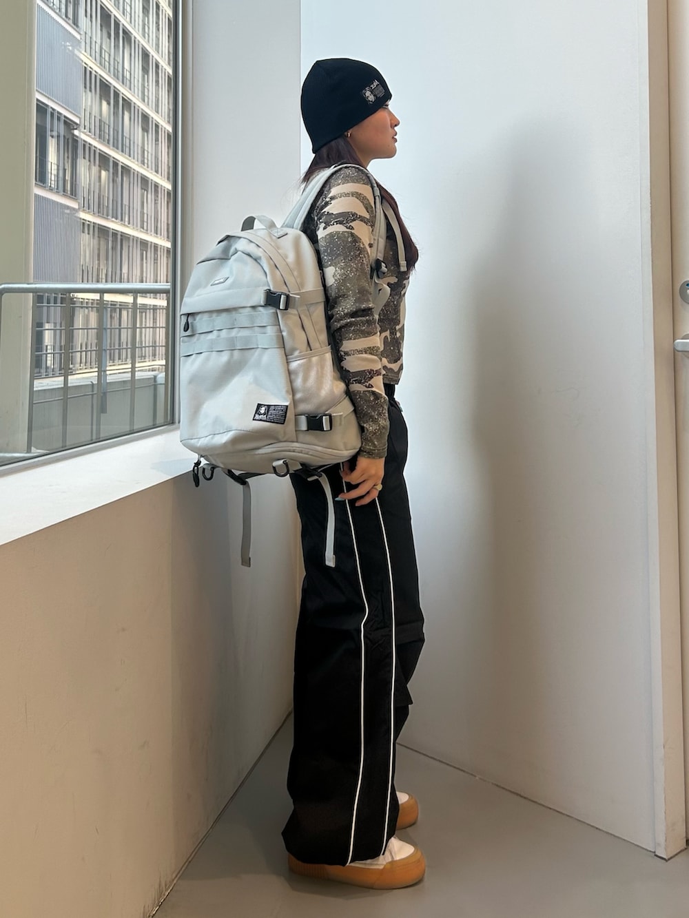 その他のTシャツ/カットソー、ブラック系のその他パンツ、グレー系のバックパック/リュックを着用したレディースの冬コーディネートの2枚目の写真