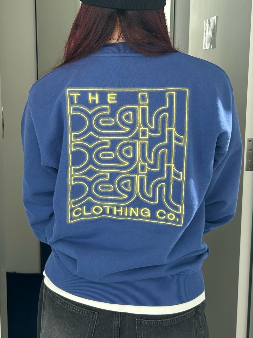 ホワイト系のTシャツ/カットソー、ブルー系のスウェット、ブラック系のデニムパンツを着用したレディースの冬コーディネートの4枚目の写真