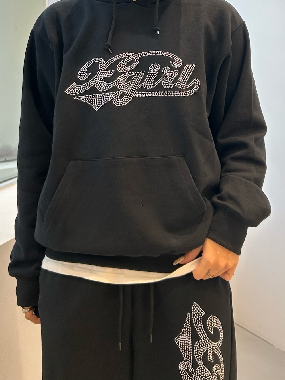 ブラック系のパーカー、ブラック系のスウェットパンツ、ブラック系のニットキャップ/ビーニーを着用したレディースの冬コーディネートの3枚目の写真