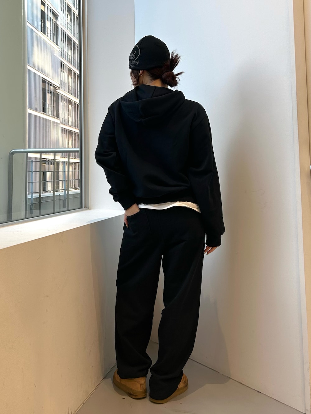 ブラック系のパーカー、ブラック系のスウェットパンツ、ブラック系のニットキャップ/ビーニーを着用したレディースの冬コーディネートの4枚目の写真