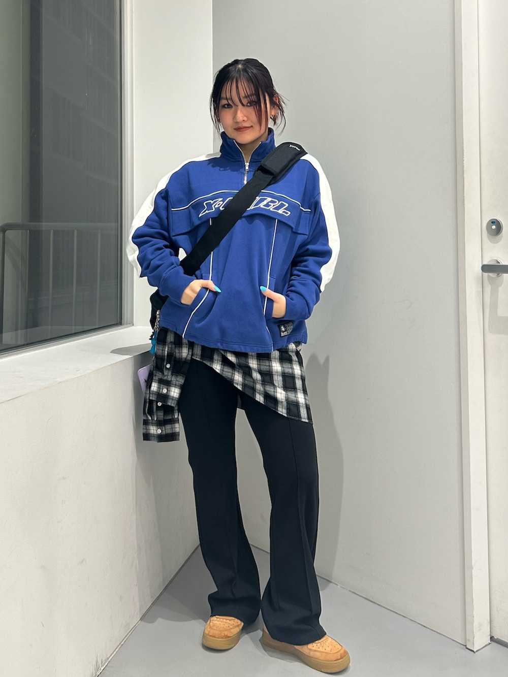 ブルー系のスウェット、ブラック系のその他パンツ、ブラック系のショルダーバッグを着用したレディースの冬コーディネートの5枚目の写真