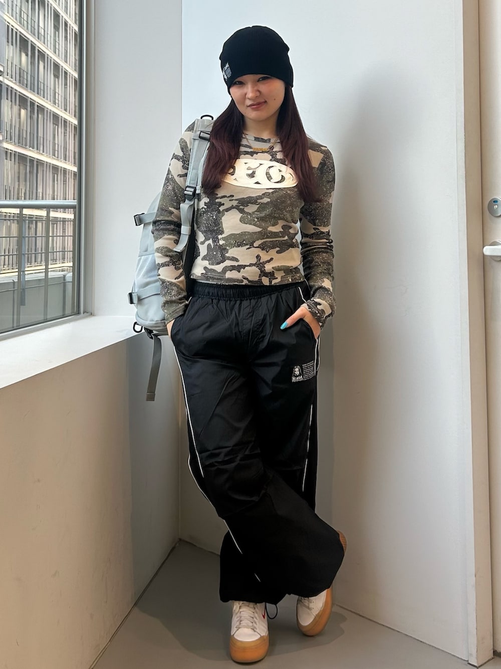 その他のTシャツ/カットソー、ブラック系のその他パンツ、グレー系のバックパック/リュックを着用したレディースの冬コーディネートの5枚目の写真