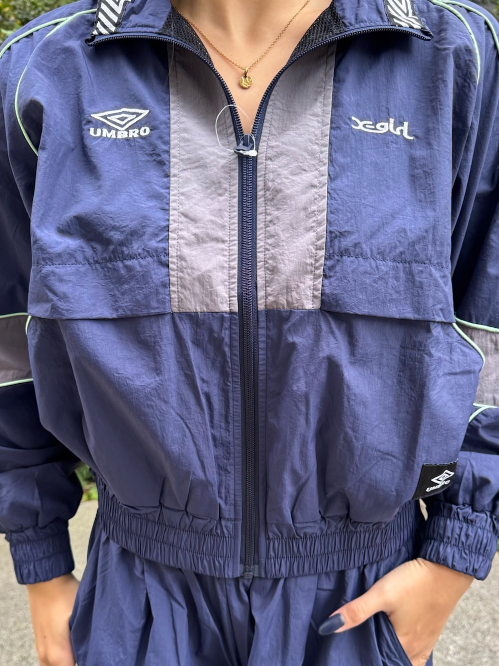 ブルー系のブルゾン、ブルー系のその他パンツ、ブラック系のニットキャップ/ビーニーを着用したレディースの秋コーディネートの4枚目の写真