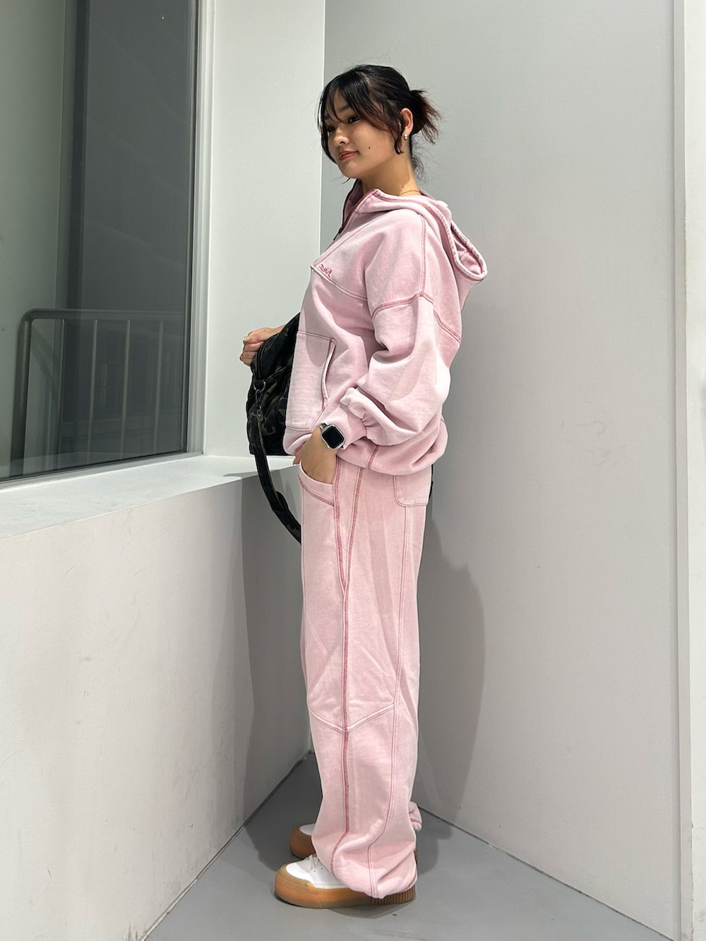 その他のトートバッグ、ピンク系のパーカー、ピンク系のスウェットパンツを着用したレディースの冬コーディネートの4枚目の写真
