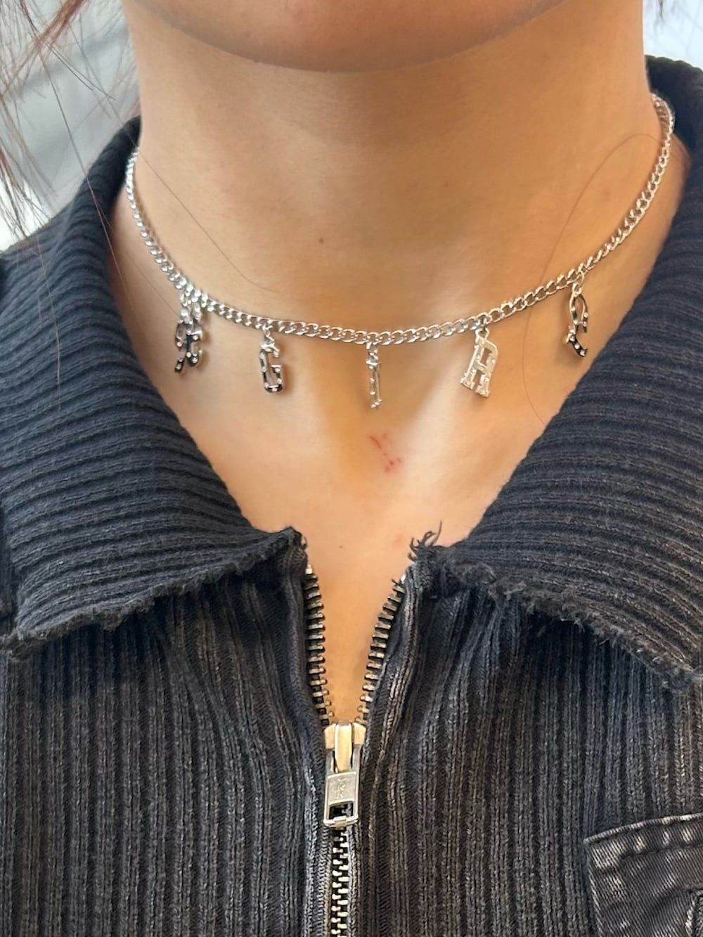 ブラック系のTシャツ/カットソー、ブラック系のスウェットパンツ、シルバー系のネックレスを着用したレディースの冬コーディネートの5枚目の写真