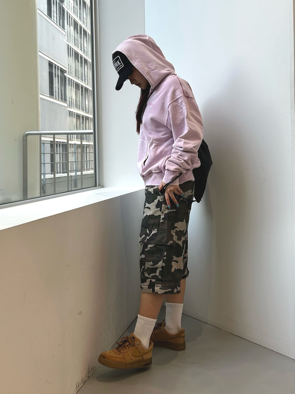 その他のカーゴパンツ、ピンク系のパーカー、ブラック系のバックパック/リュックを着用したレディースの冬コーディネートの4枚目の写真