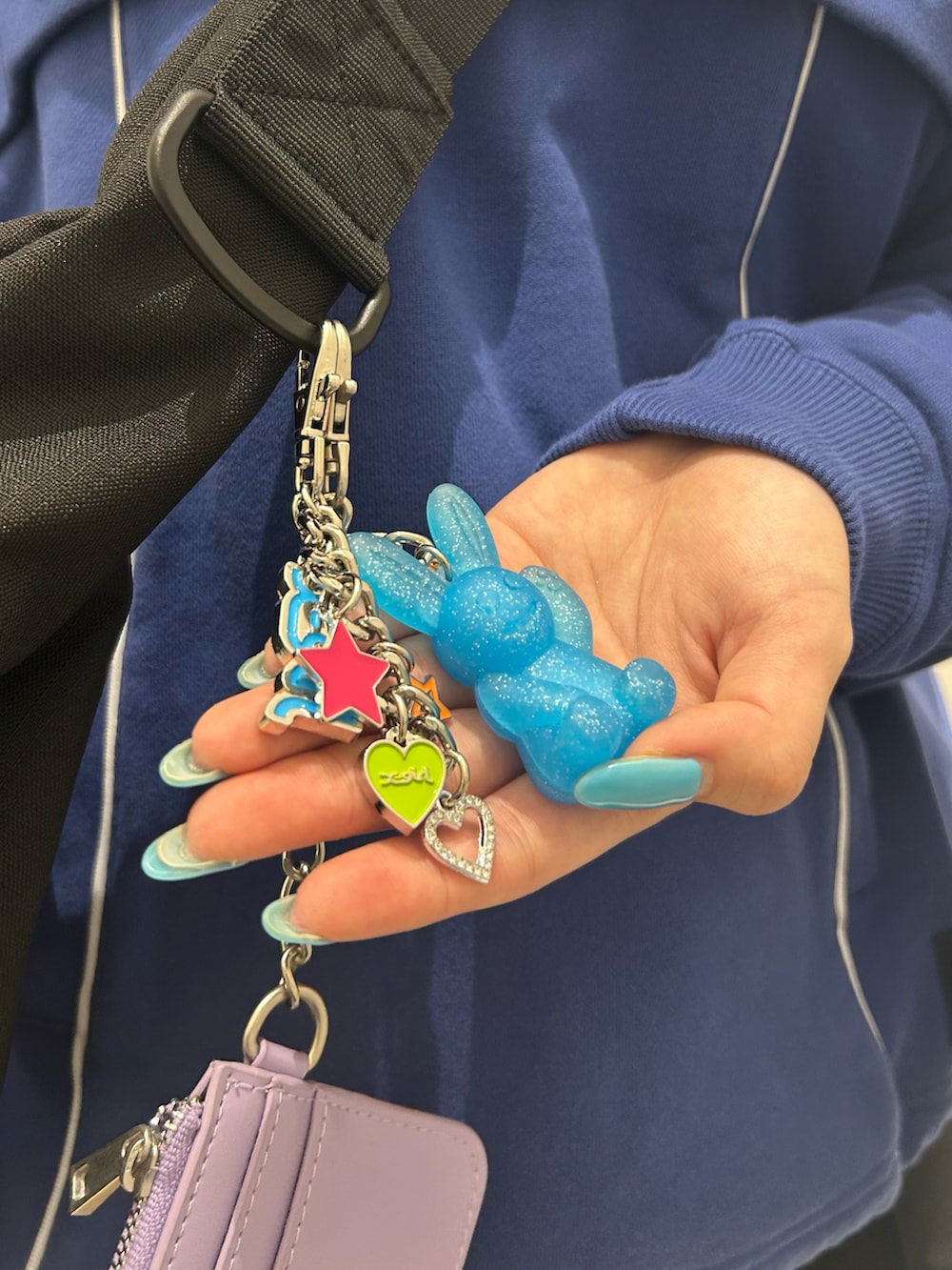 ブルー系のスウェット、ブラック系のその他パンツ、ブラック系のショルダーバッグを着用したレディースの冬コーディネートの4枚目の写真