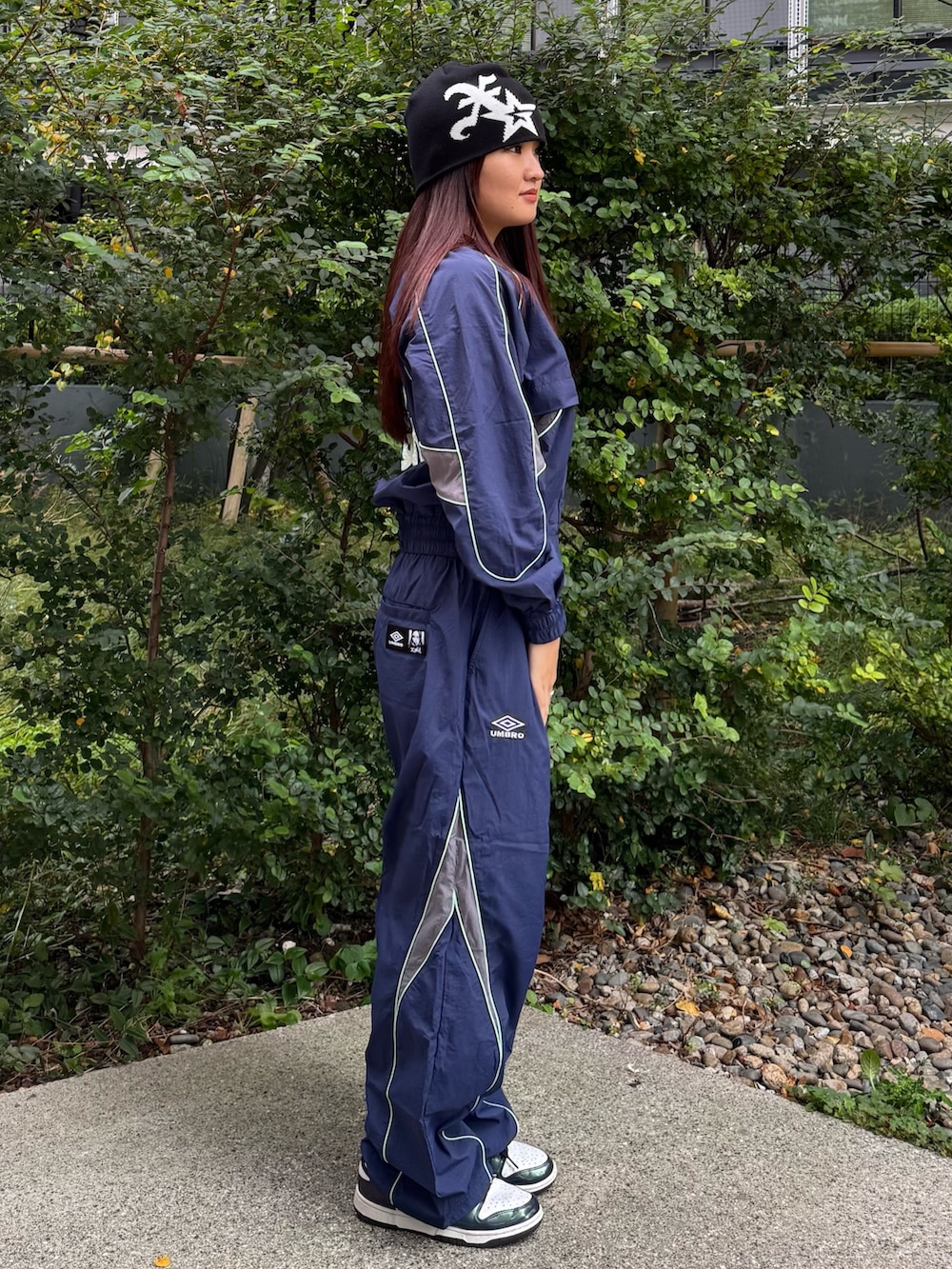 ブルー系のブルゾン、ブルー系のその他パンツ、ブラック系のニットキャップ/ビーニーを着用したレディースの秋コーディネートの3枚目の写真