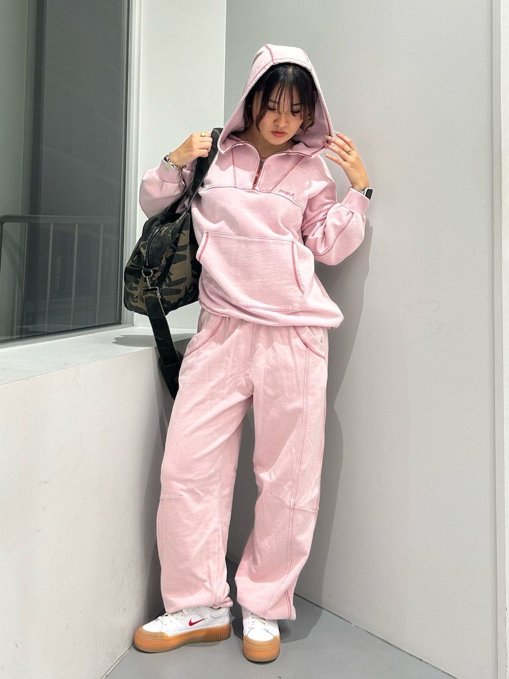 その他のトートバッグ、ピンク系のパーカー、ピンク系のスウェットパンツを着用したレディースの冬コーディネートの5枚目の写真