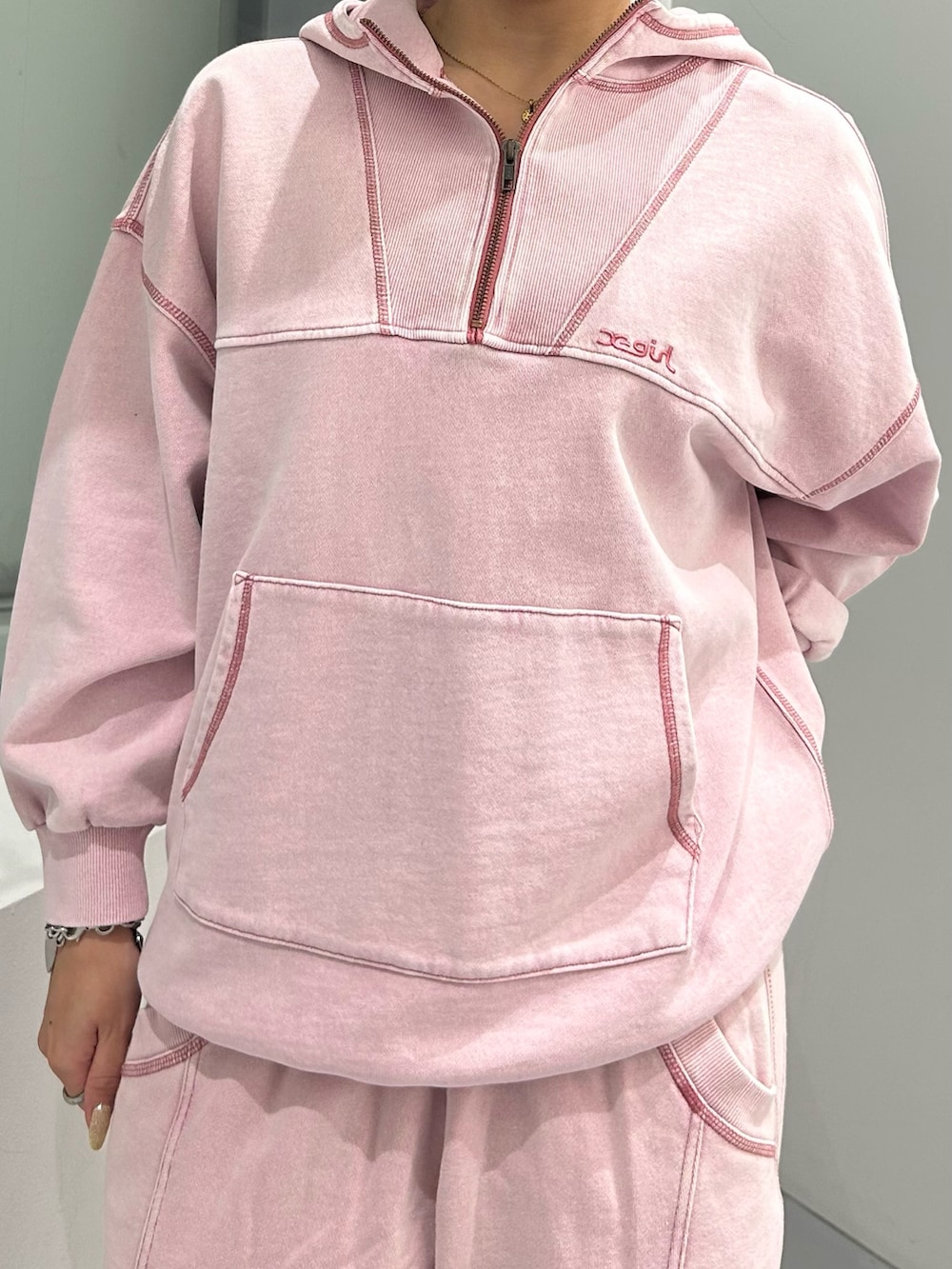 その他のトートバッグ、ピンク系のパーカー、ピンク系のスウェットパンツを着用したレディースの冬コーディネートの3枚目の写真