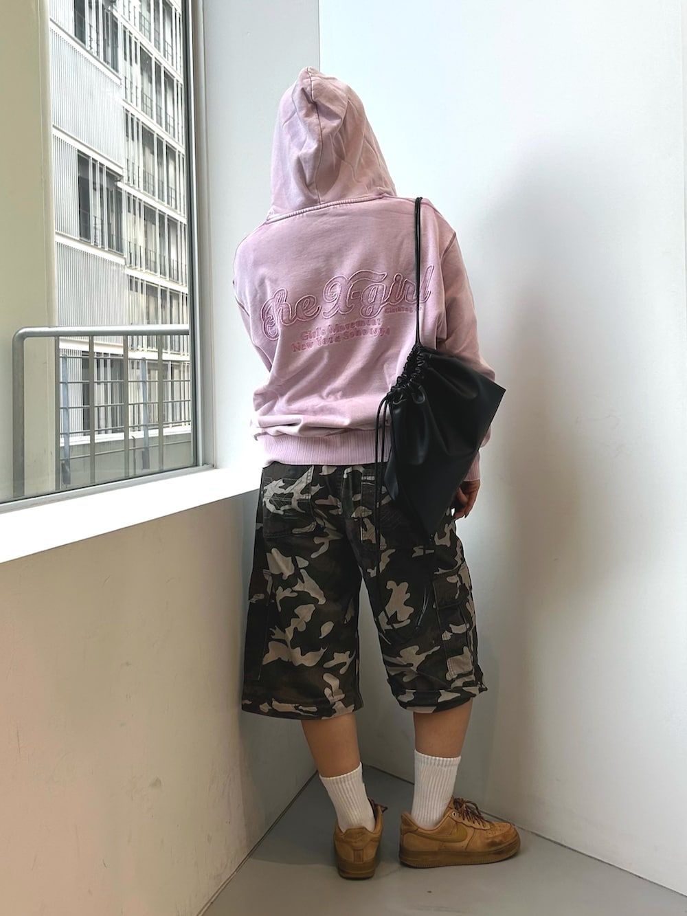 その他のカーゴパンツ、ピンク系のパーカー、ブラック系のバックパック/リュックを着用したレディースの冬コーディネートの3枚目の写真