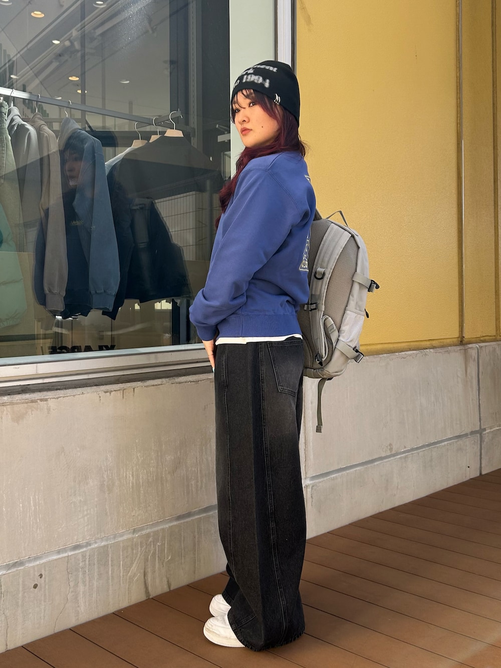 ホワイト系のTシャツ/カットソー、ブルー系のスウェット、ブラック系のデニムパンツを着用したレディースの冬コーディネートの2枚目の写真