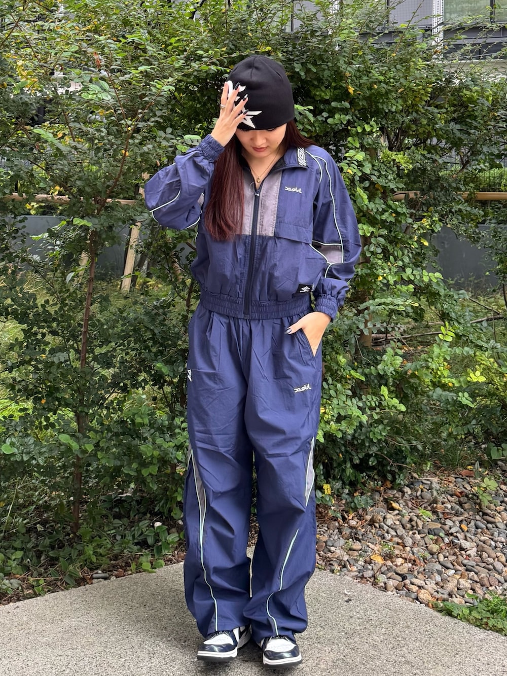 ブルー系のブルゾン、ブルー系のその他パンツ、ブラック系のニットキャップ/ビーニーを着用したレディースの秋コーディネートの2枚目の写真