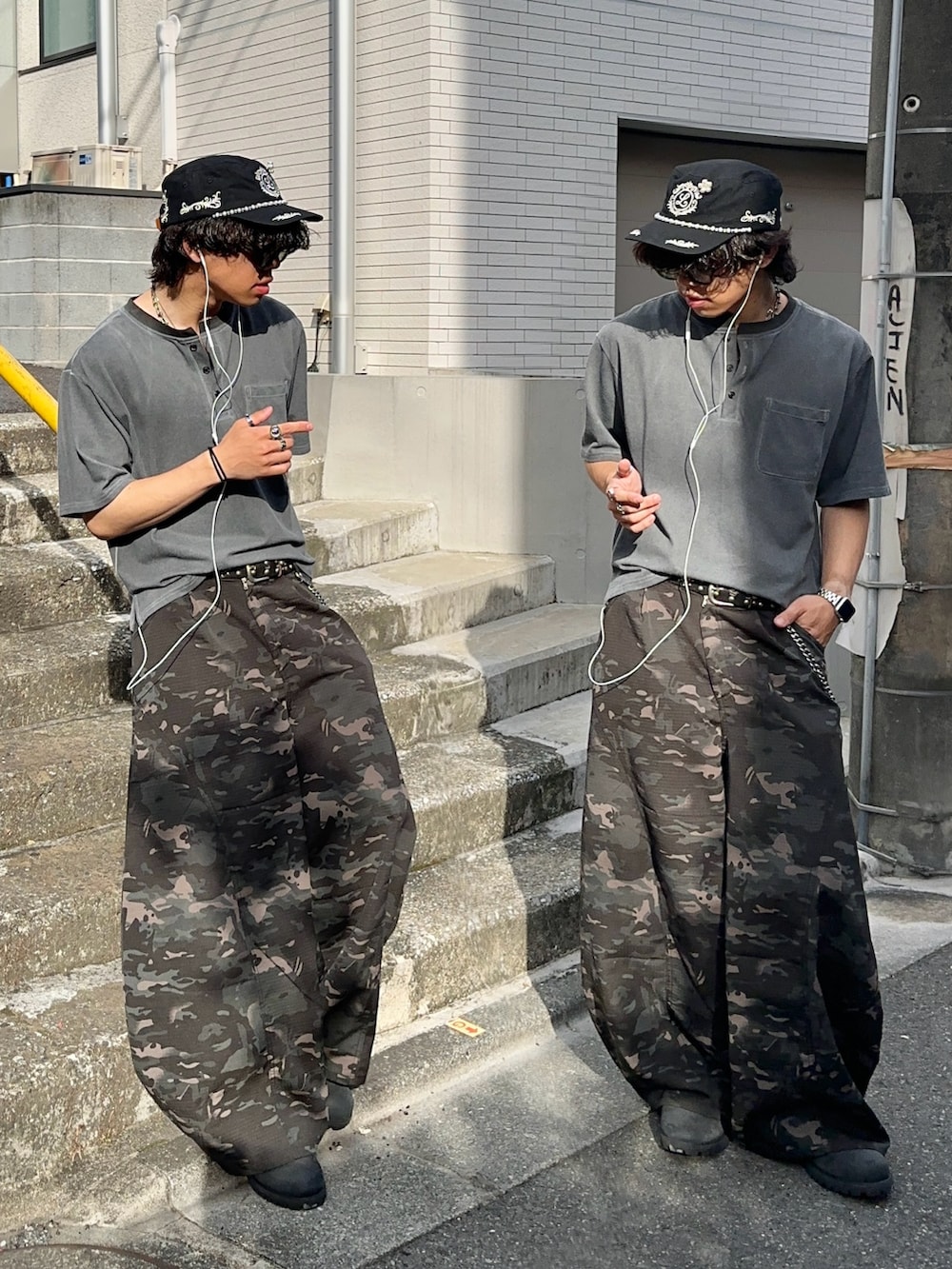 ブラック系のTシャツ/カットソー、その他のデニムパンツ、ブラック系のブーツを着用したメンズの夏コーディネートの2枚目の写真