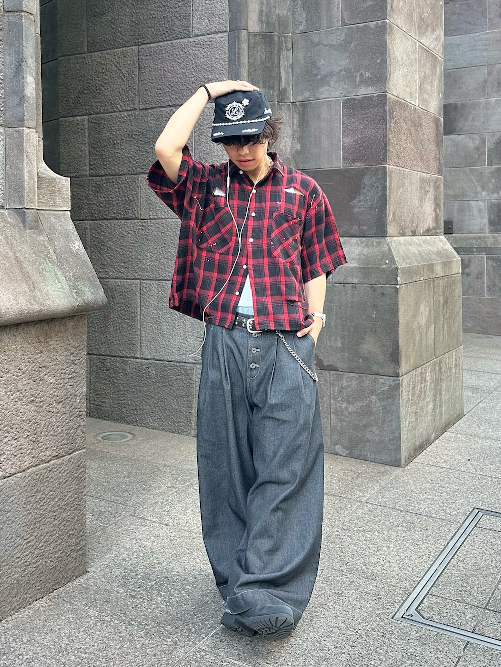 レッド系のシャツ/ブラウス、ブラック系のデニムパンツ、ブラック系のブーツを着用したメンズの夏コーディネートの2枚目の写真