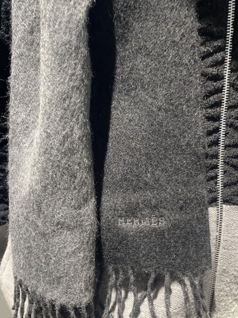 グレー系のフォーマルスーツ/小物、グレー系のバッグ、グレー系のフォーマルスーツ/小物を着用したメンズの秋コーディネートの2枚目の写真