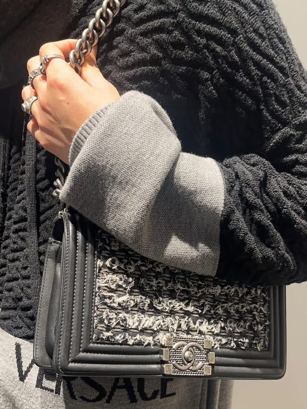 グレー系のフォーマルスーツ/小物、グレー系のバッグ、グレー系のフォーマルスーツ/小物を着用したメンズの秋コーディネートの3枚目の写真