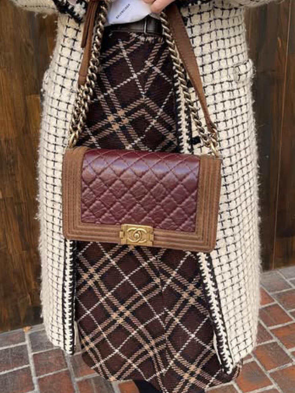 ブラウン系のショルダーバッグ、ホワイト系のテーラードジャケット、ホワイト系のシャツ/ブラウスを着用したレディースの秋コーディネートの2枚目の写真