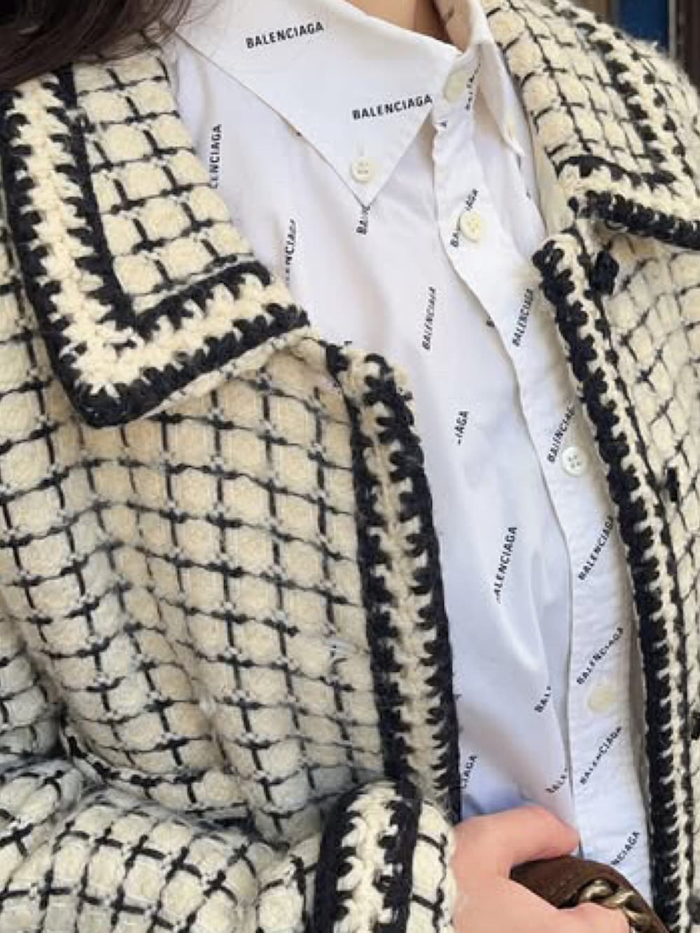 ブラウン系のショルダーバッグ、ホワイト系のテーラードジャケット、ホワイト系のシャツ/ブラウスを着用したレディースの秋コーディネートの3枚目の写真