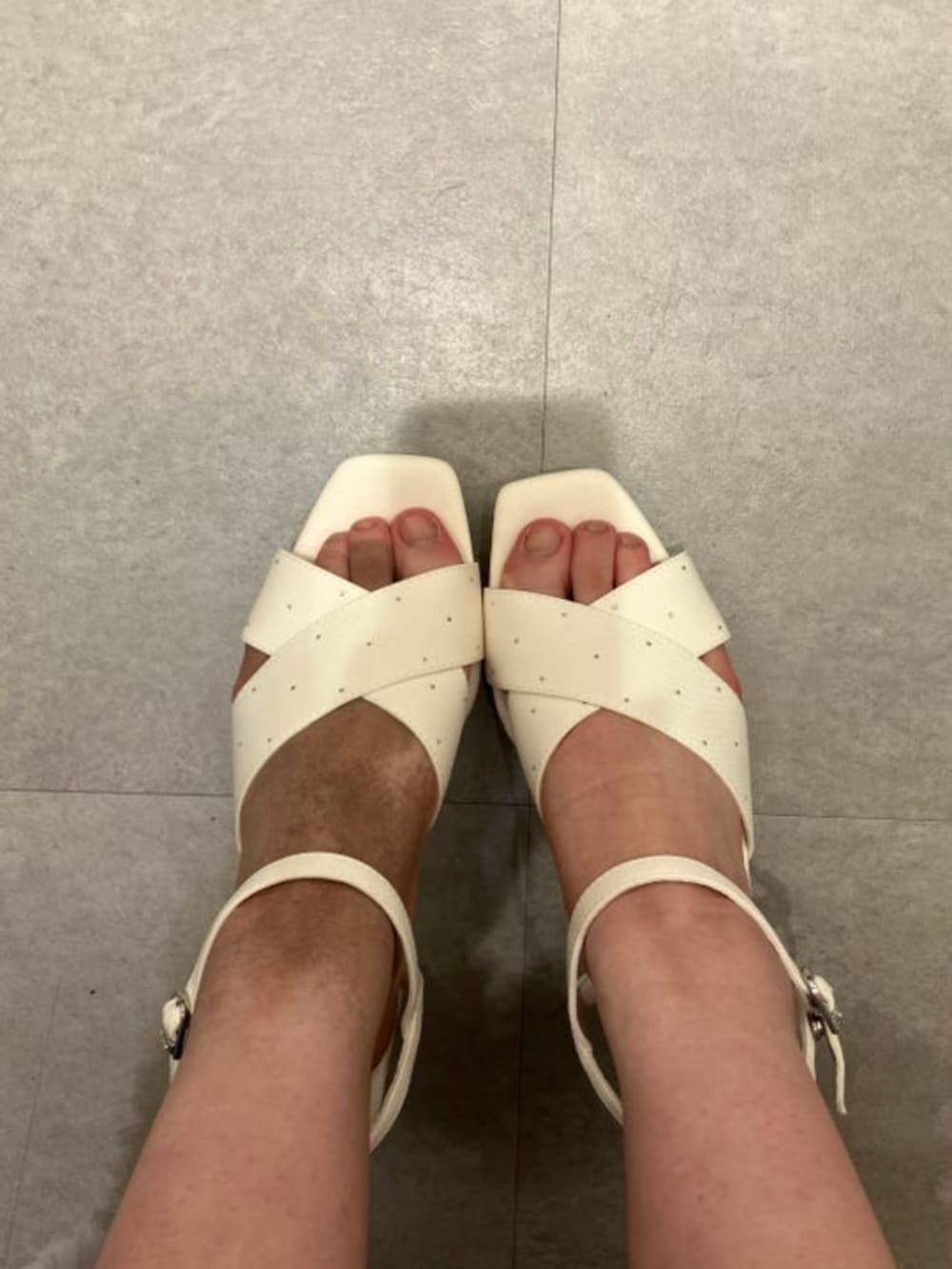 ホワイト系のサンダル、ブルー系のワンピース、ホワイト系のブルゾンを着用したレディースの春コーディネートの3枚目の写真