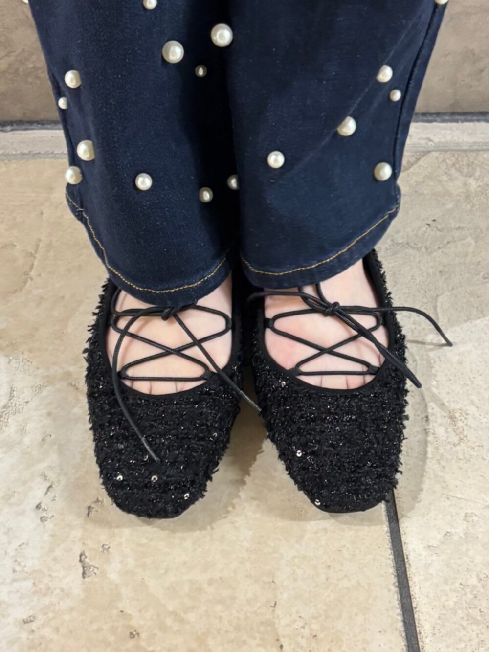 ベージュ系のニット/セーター、ブルー系のその他パンツ、ブラック系のパンプスを着用したレディースの夏コーディネートの2枚目の写真