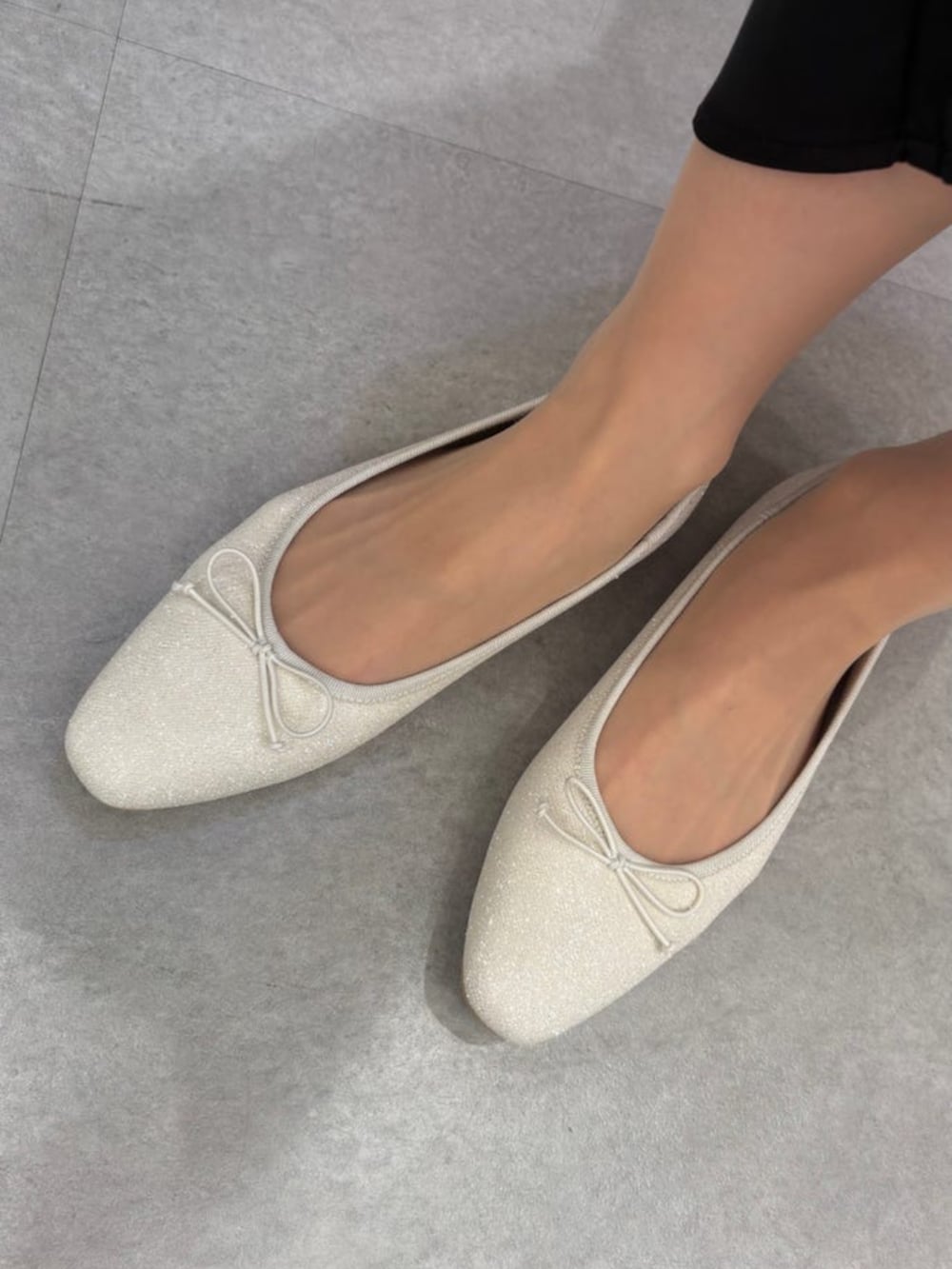 ベージュ系のワンピース、グレー系のテーラードジャケット、ホワイト系のハンドバッグを着用したレディースの春コーディネートの2枚目の写真