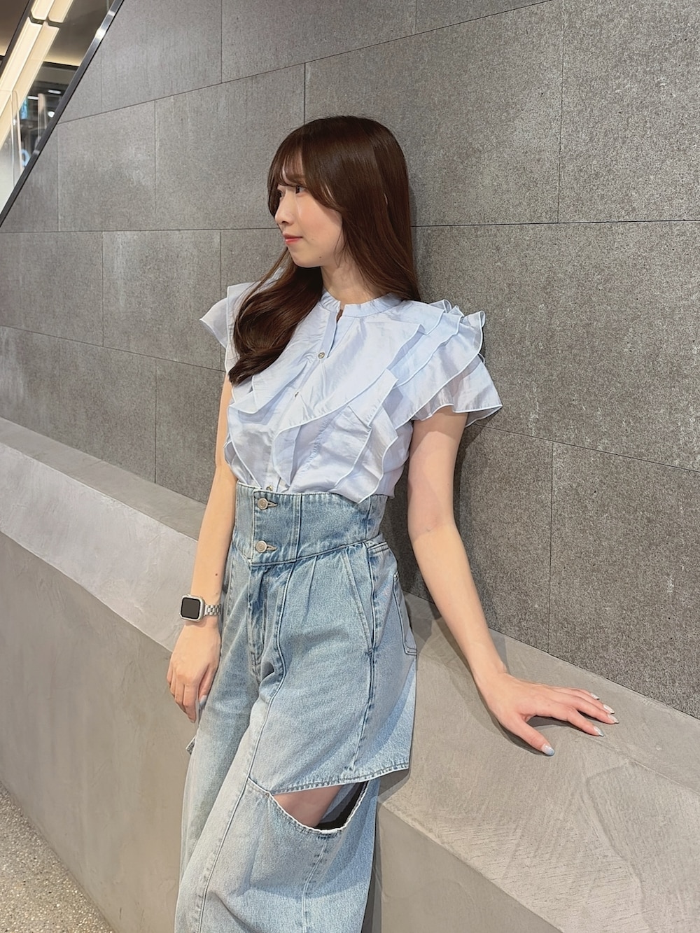 ブルー系のシャツ/ブラウス、ブルー系のデニムパンツを着用したレディースの夏コーディネートの9枚目の写真