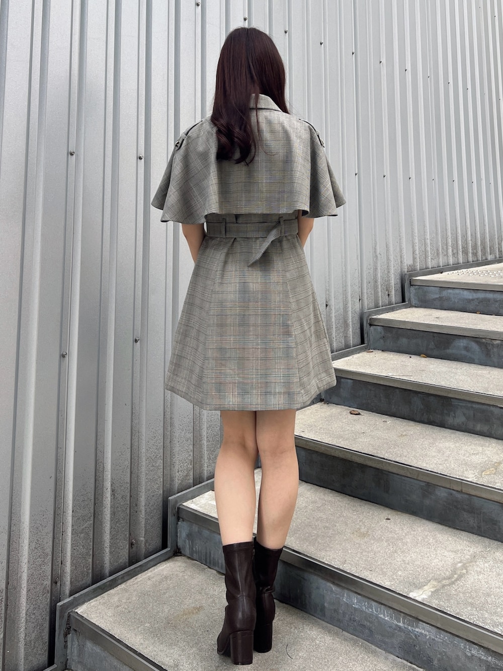 その他のワンピース、ブラウン系のショルダーバッグ、ブラウン系のブーツを着用したレディースの秋コーディネートの3枚目の写真