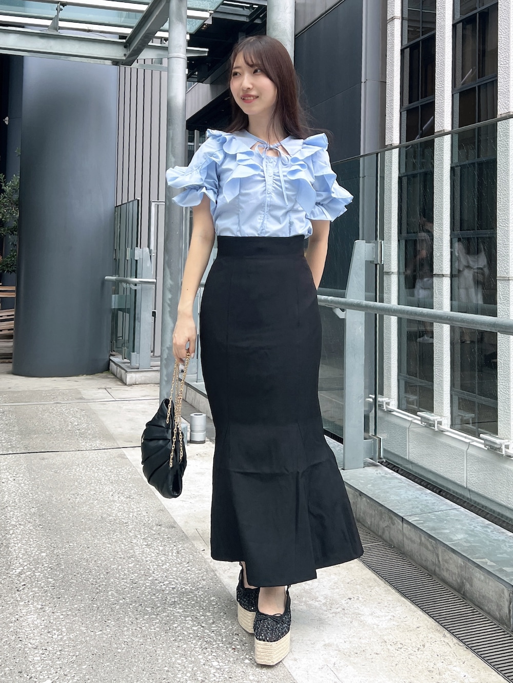 ブラック系のスカート、ブルー系のシャツ/ブラウス、ブラック系のサンダルを着用したレディースの夏コーディネートの8枚目の写真