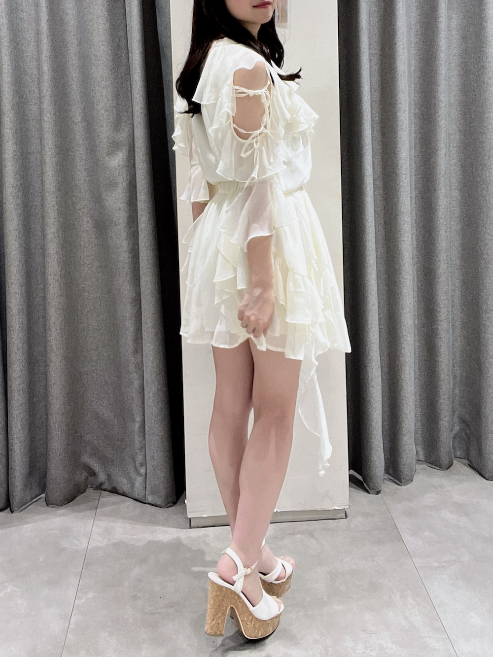 ホワイト系のスカート、ホワイト系のシャツ/ブラウス、ホワイト系のサンダルを着用したレディースの夏コーディネートの8枚目の写真