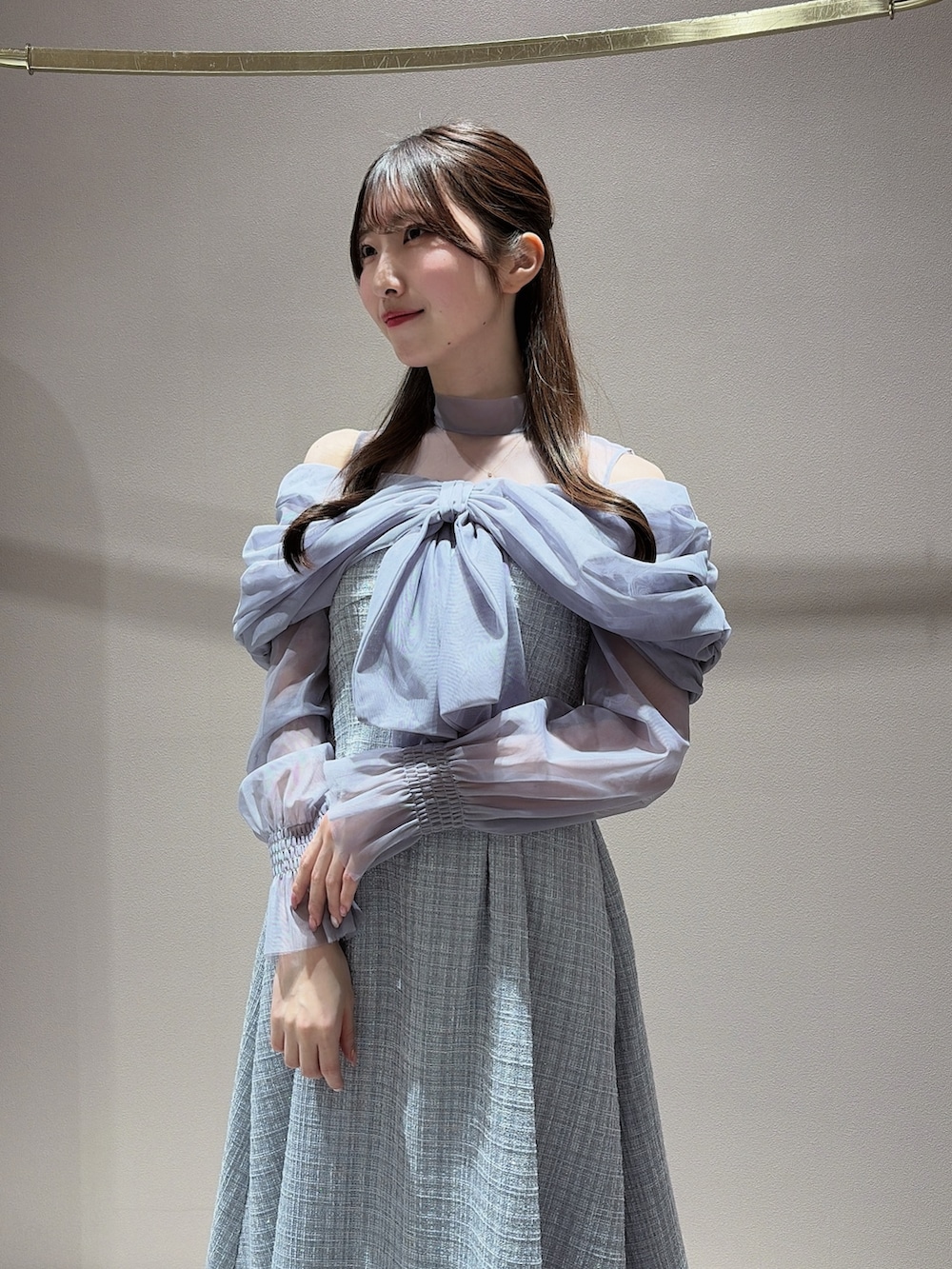 グレー系のドレス、ホワイト系のパンプスを着用したレディースの春コーディネートの6枚目の写真