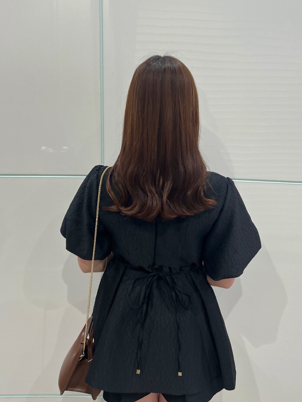 ブラック系のシャツ/ブラウス、ブラック系のその他パンツ、ブラウン系のハンドバッグを着用したレディースの夏コーディネートの8枚目の写真