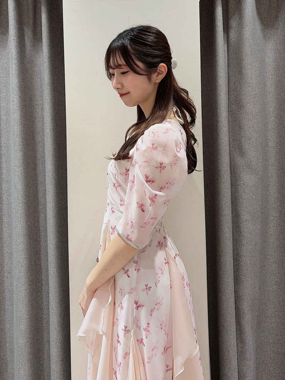 ピンク系のワンピース、ホワイト系のパンプスを着用したレディースの春コーディネートの8枚目の写真