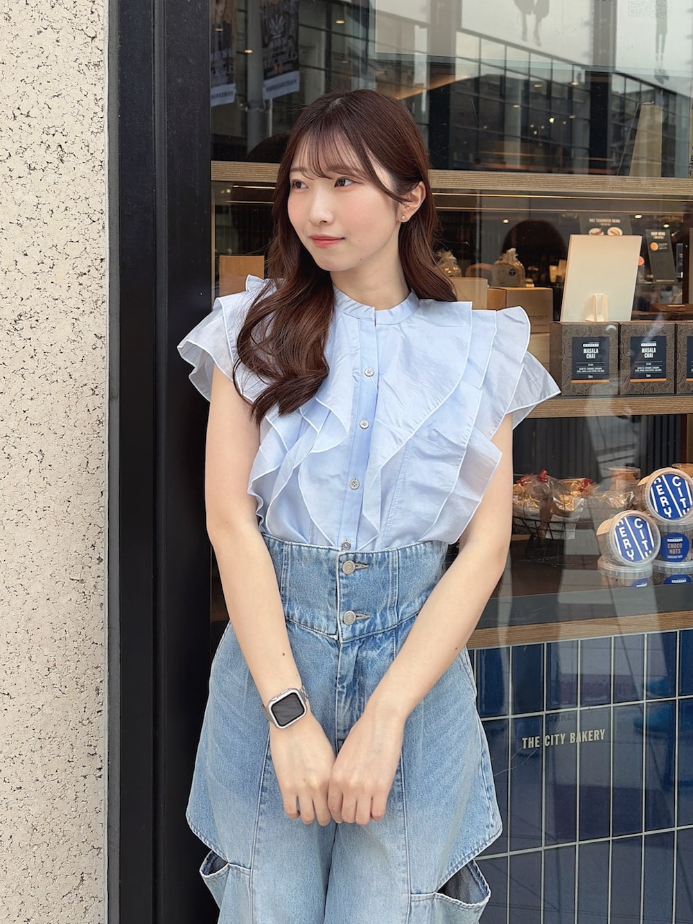 ブルー系のシャツ/ブラウス、ブルー系のデニムパンツを着用したレディースの夏コーディネートの6枚目の写真
