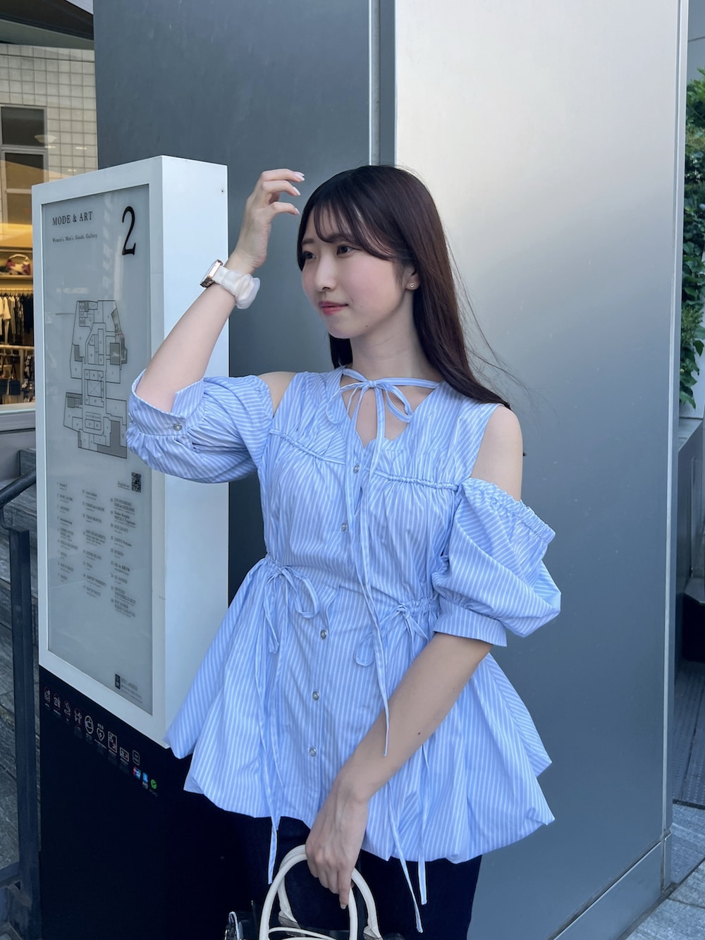 ブルー系のシャツ/ブラウス、ブルー系のデニムパンツ、ホワイト系のサンダルを着用したレディースの夏コーディネートの3枚目の写真