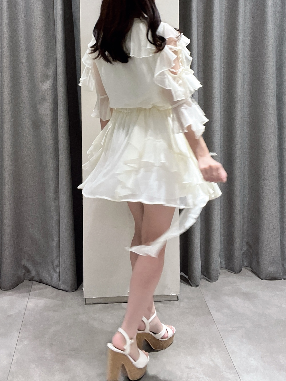 ホワイト系のスカート、ホワイト系のシャツ/ブラウス、ホワイト系のサンダルを着用したレディースの夏コーディネートの6枚目の写真