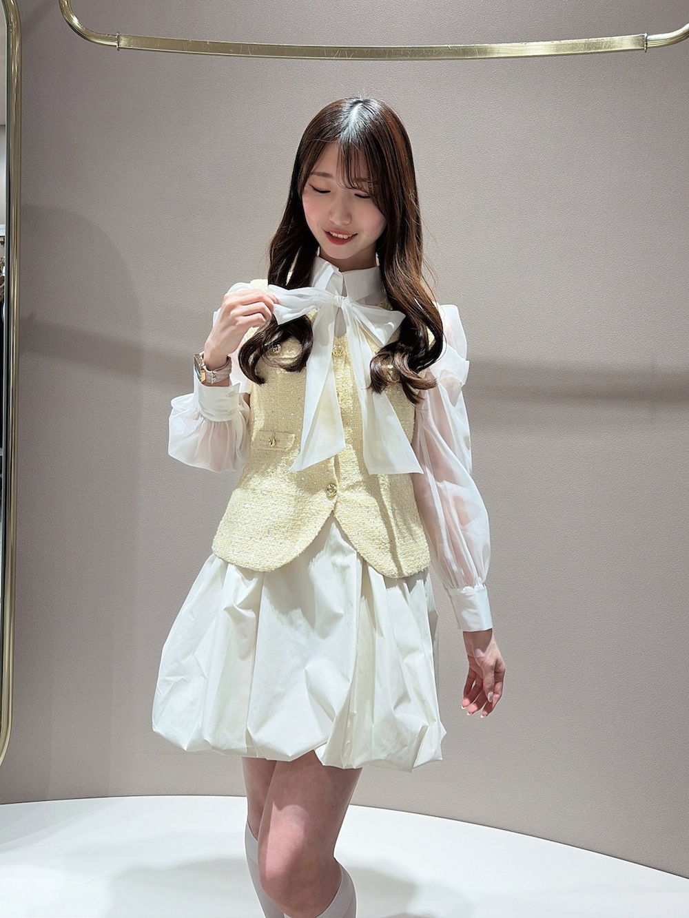 イエロー系のワンピース、その他のシャツ/ブラウス、ブラウン系のパンプスを着用したレディースの春コーディネートの6枚目の写真