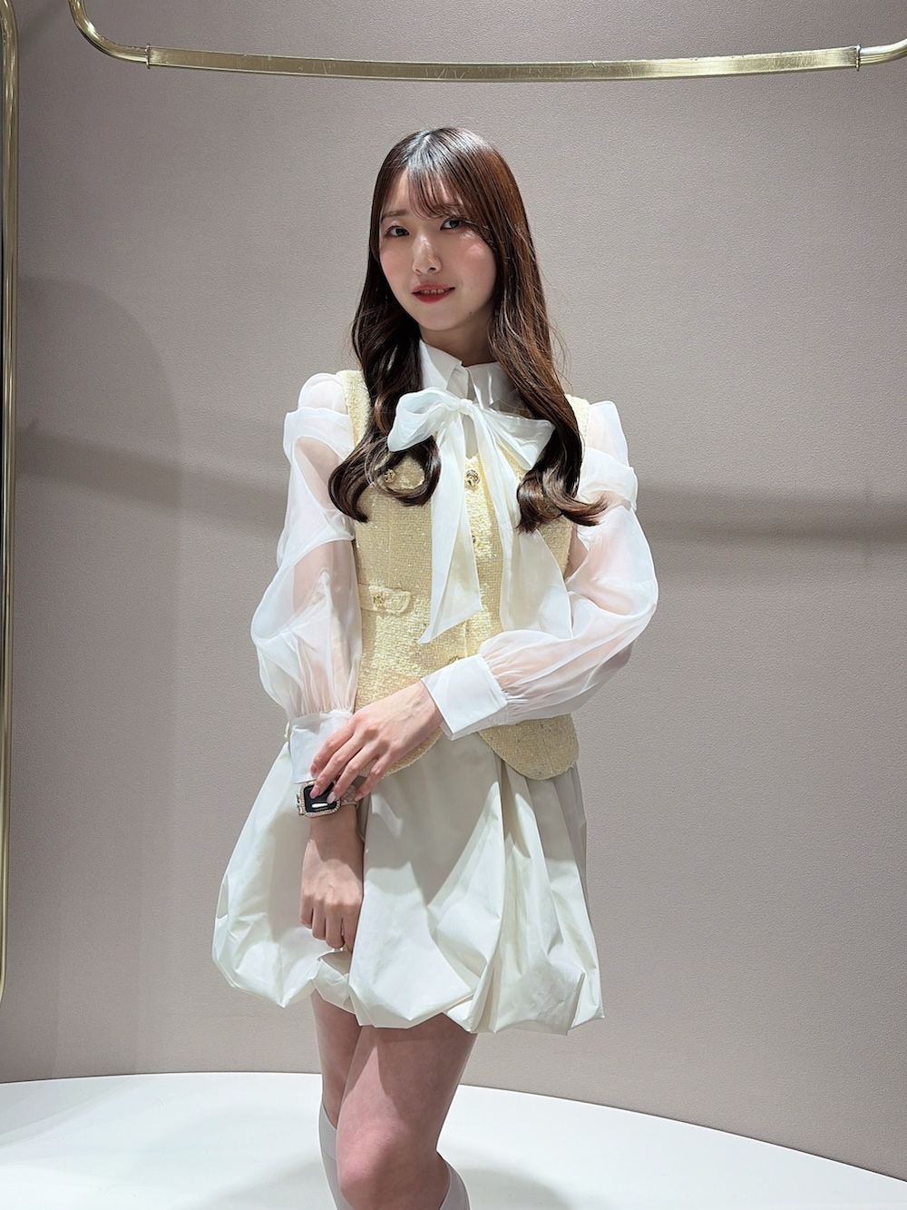 イエロー系のワンピース、その他のシャツ/ブラウス、ブラウン系のパンプスを着用したレディースの春コーディネートの7枚目の写真