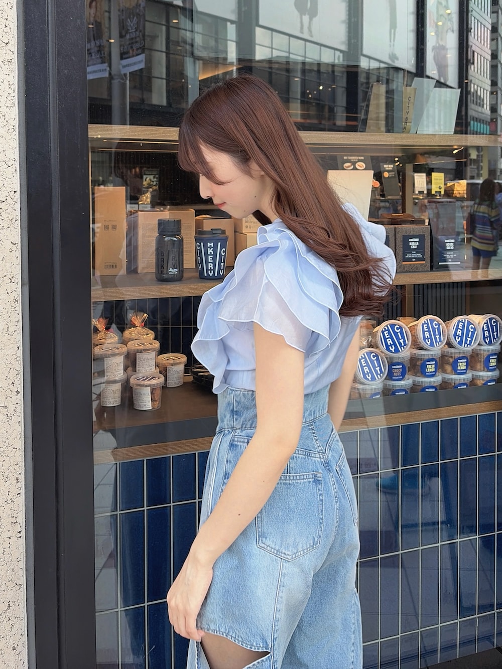 ブルー系のシャツ/ブラウス、ブルー系のデニムパンツを着用したレディースの夏コーディネートの8枚目の写真