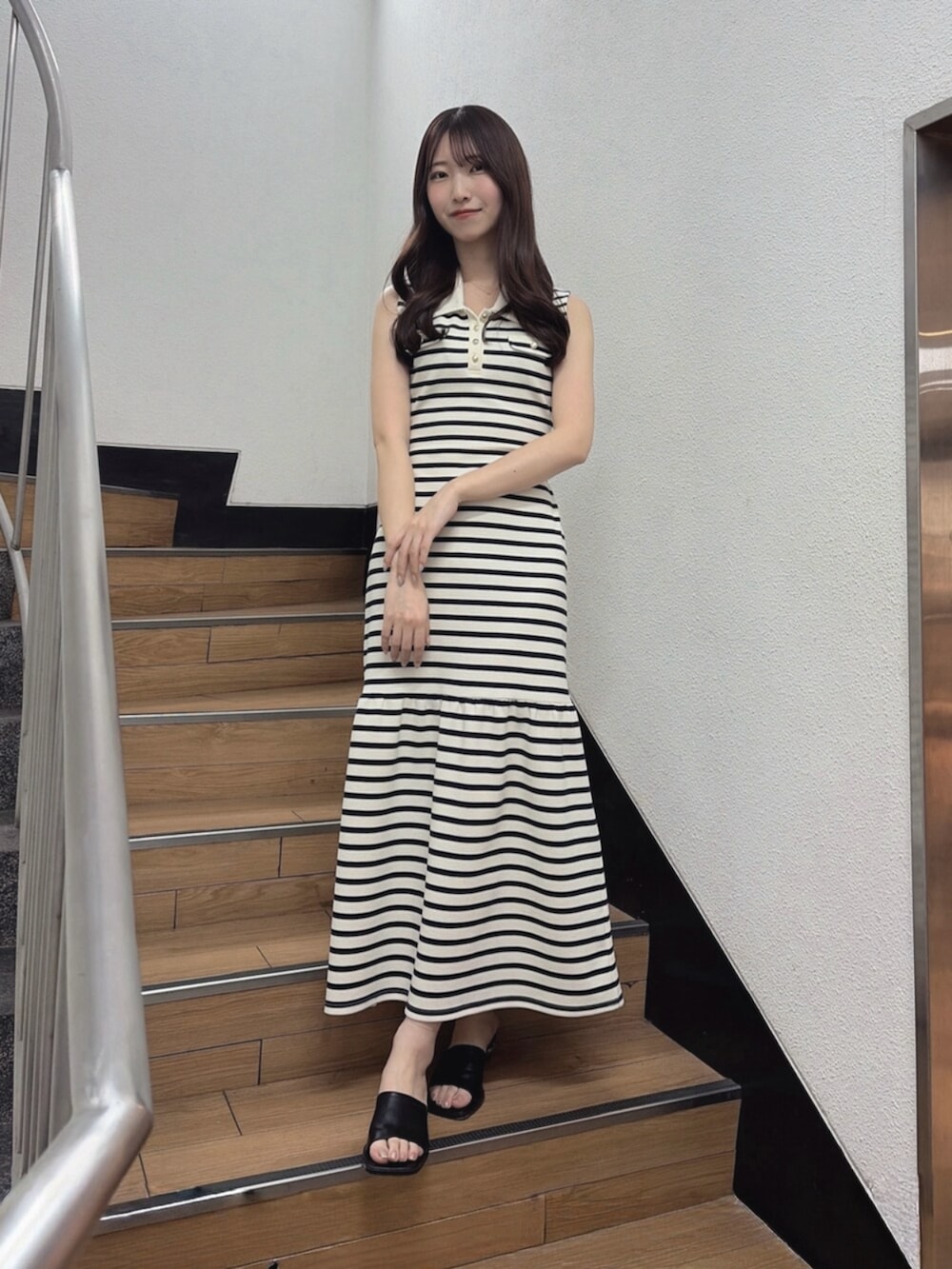 ブラック系のサンダル、その他のワンピースを着用したレディースの夏コーディネートの5枚目の写真