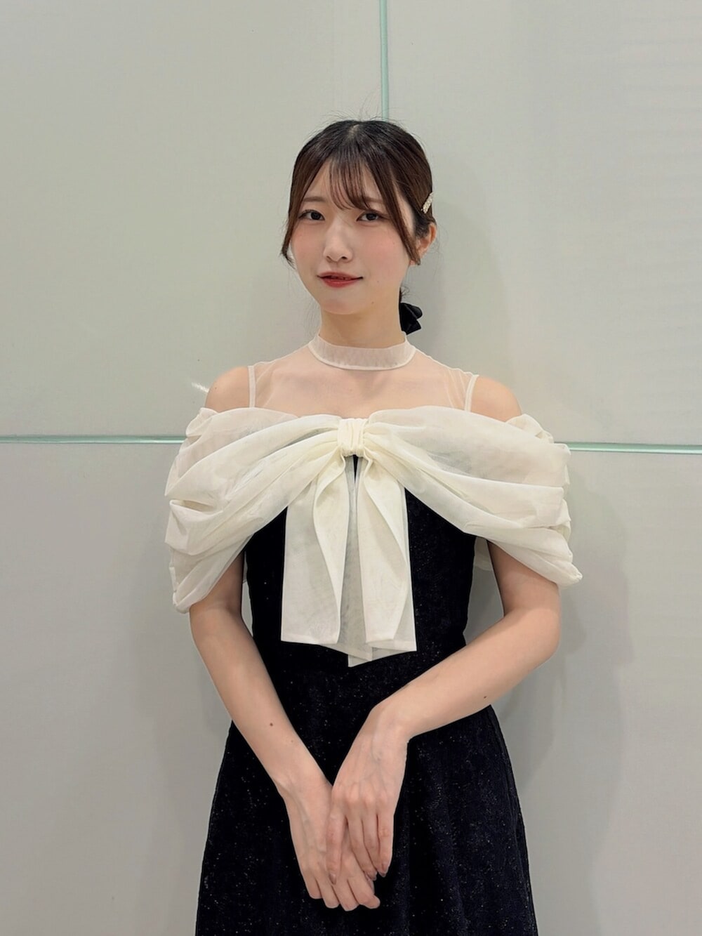 ブラック系のパンプス、ブラック系のドレスを着用したレディースの夏コーディネートの5枚目の写真