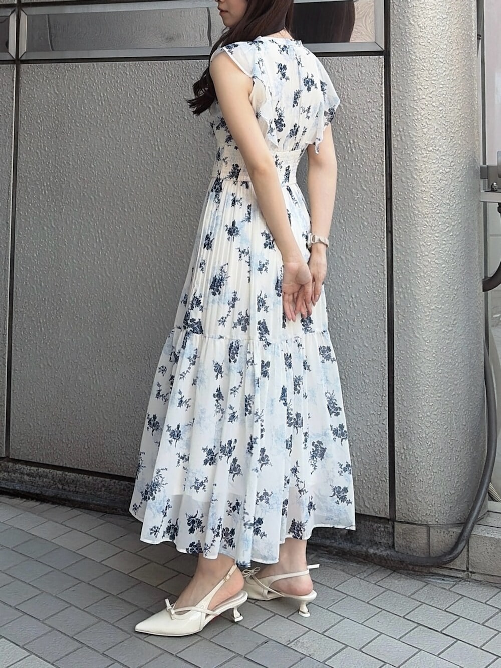 ホワイト系のパンプス、ホワイト系のワンピースを着用したレディースの夏コーディネートの3枚目の写真