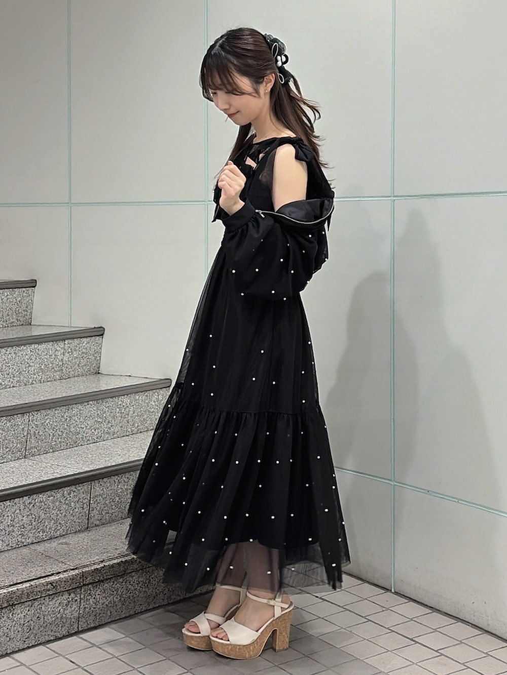 ブラック系のワンピース、ブラック系のブルゾンを着用したレディースの春コーディネートの3枚目の写真
