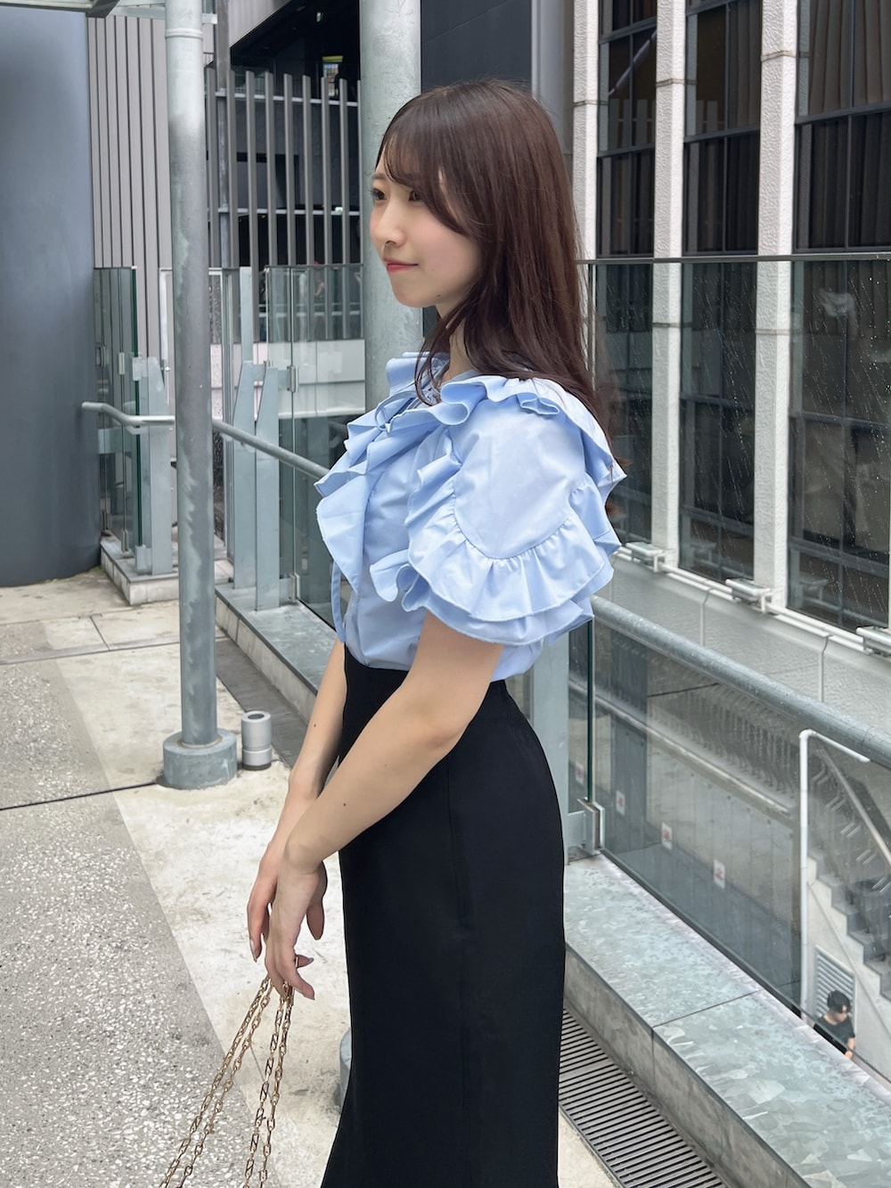 ブラック系のスカート、ブルー系のシャツ/ブラウス、ブラック系のサンダルを着用したレディースの夏コーディネートの5枚目の写真