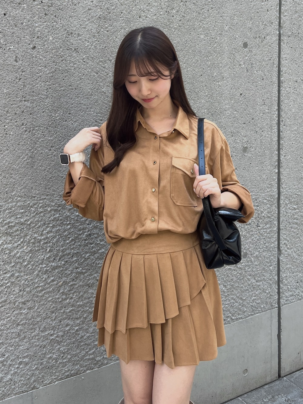 イエロー系のスカート、ホワイト系のブーツ、イエロー系のシャツ/ブラウスを着用したレディースの夏コーディネートの4枚目の写真