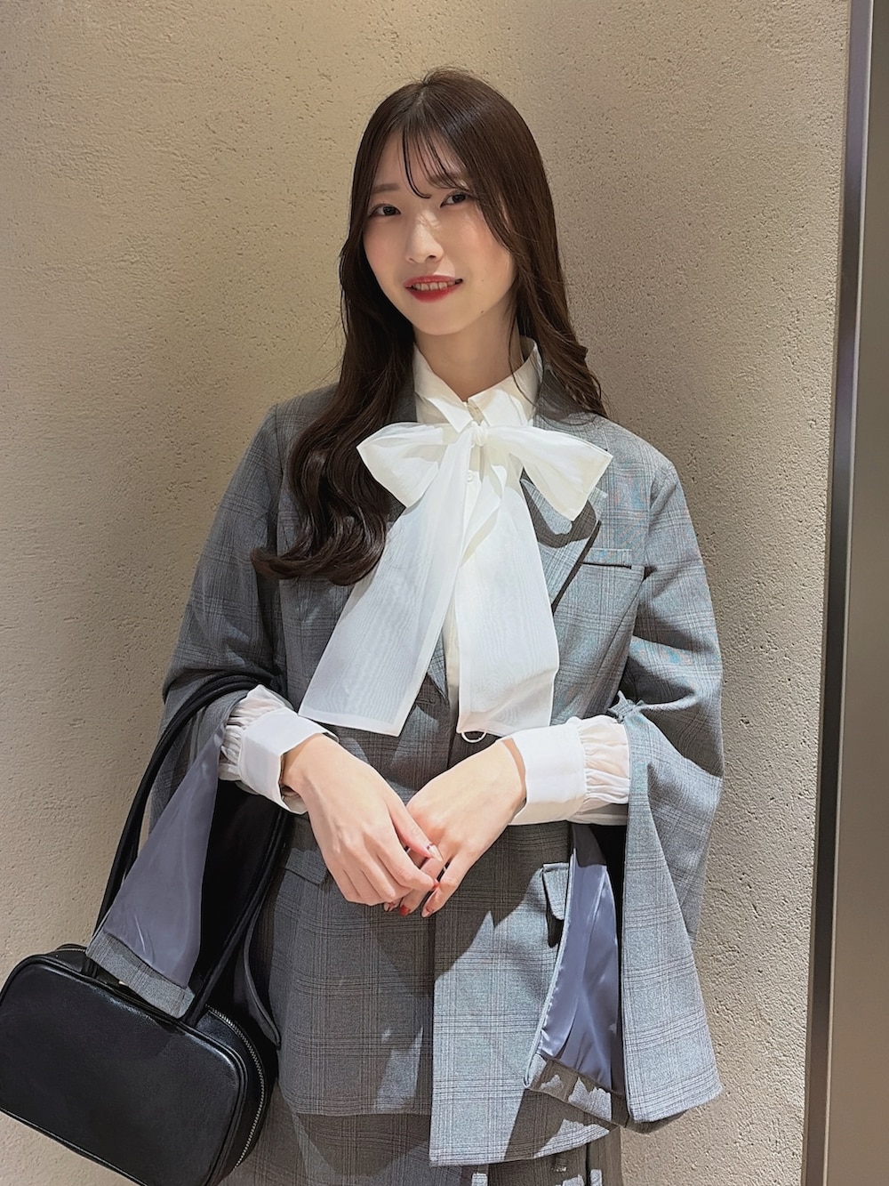 その他のシャツ/ブラウス、グレー系のテーラードジャケット、グレー系のスカートを着用したレディースの冬コーディネートの6枚目の写真