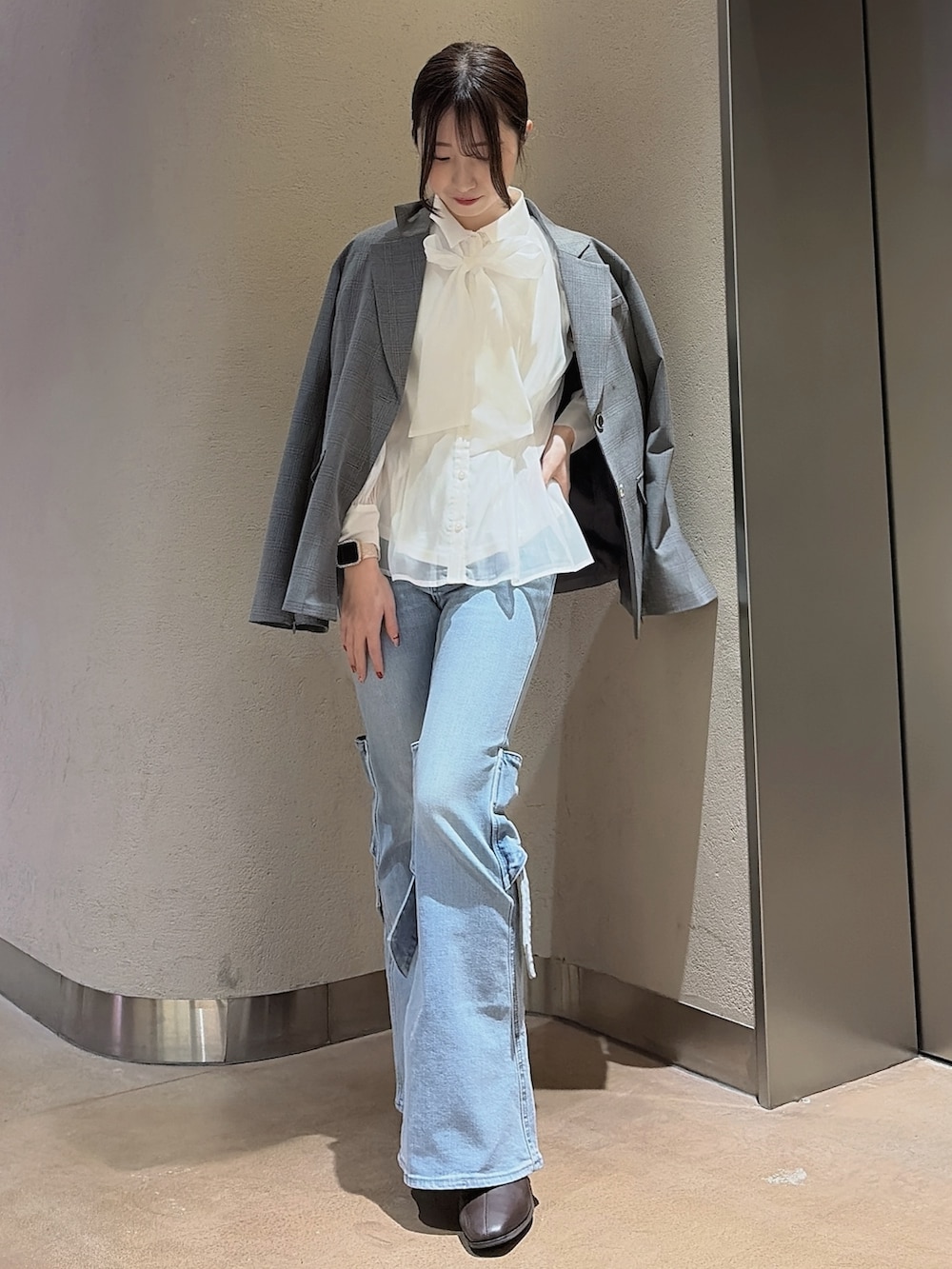 その他のシャツ/ブラウス、グレー系のテーラードジャケット、ブルー系のデニムパンツを着用したレディースの冬コーディネートの6枚目の写真